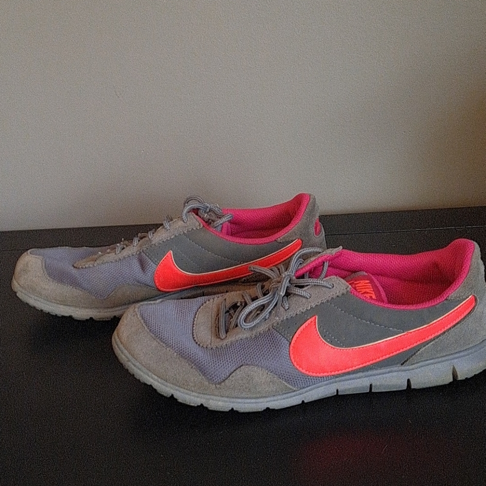 Retro Nikes - Picture 3 of 6